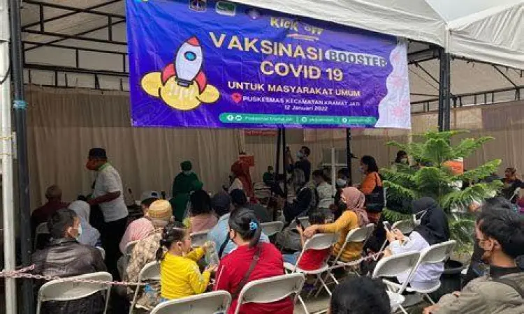 Masyarakat Indonesia menerima vaksin booster di pusat kesehatan