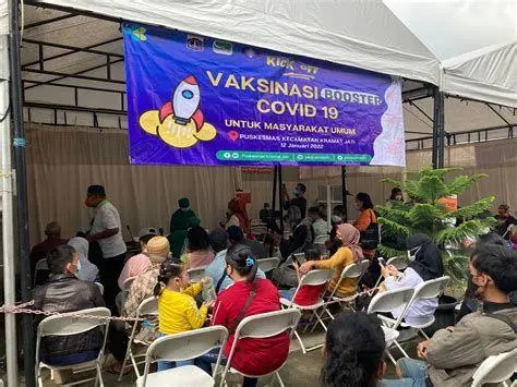 Vaksinasi Booster Indonesia Masyarakat Indonesia menerima vaksin booster di pusat kesehatan