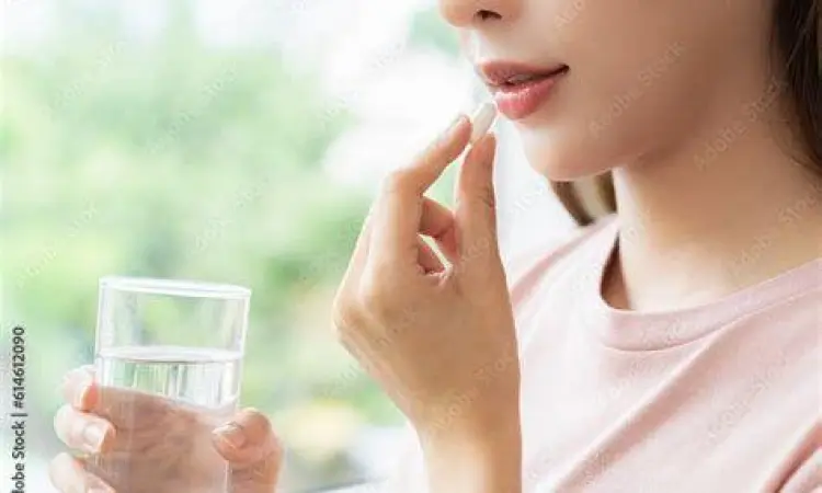 Ilustrasi cara minum obat kapsul lianhua dengan air putih