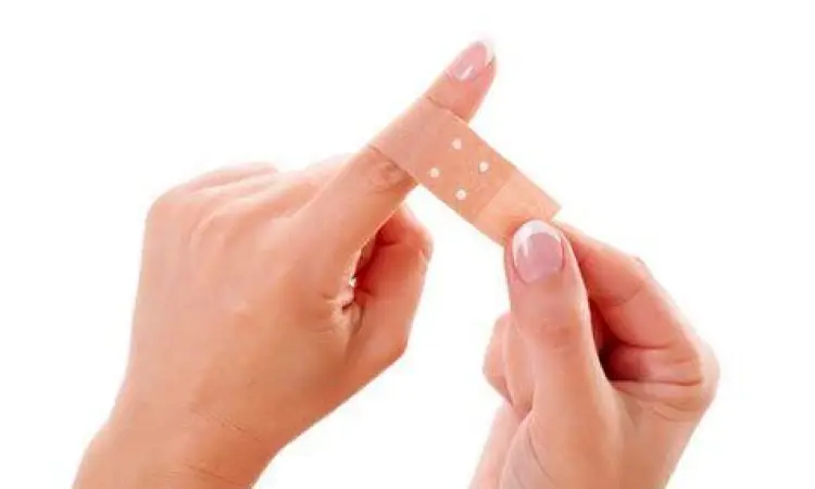 Cara melepas plester anti air dengan benar