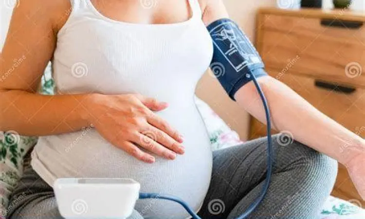 Wanita hamil sedang memeriksakan tekanan darah di klinik