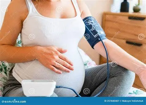 Pemeriksaan Tensi Saat Hamil Wanita hamil sedang memeriksakan tekanan darah di klinik
