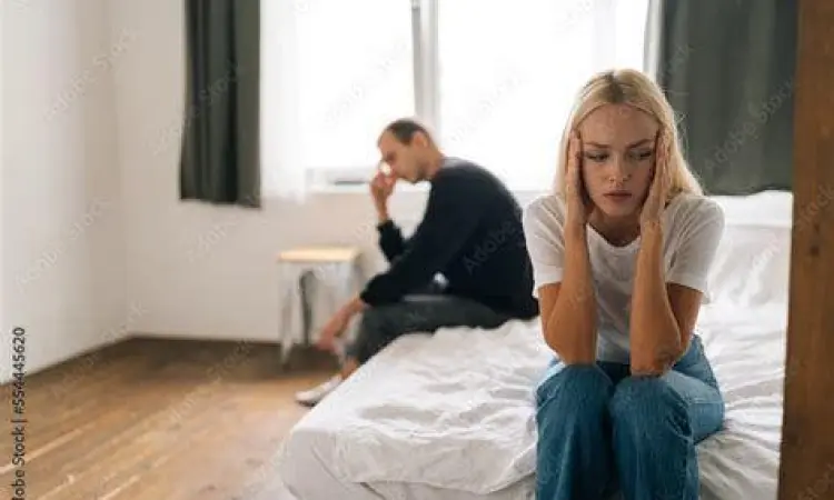 Pasangan duduk berjauhan karena lost feeling