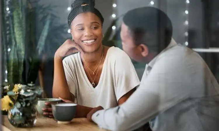 Pasangan melakukan deep talk untuk mengatasi masalah