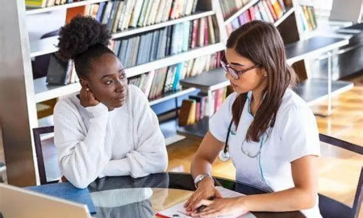 Konsultasi Medis Kolesterol Dokter menjelaskan hasil tes kolesterol kepada pasien