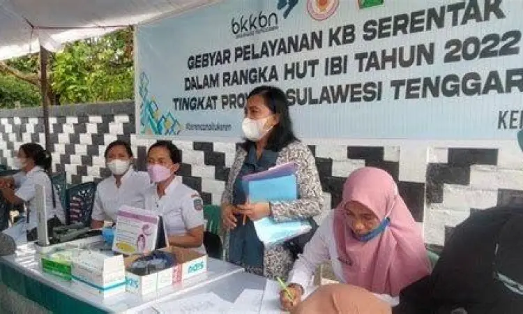 Konsultasi Medis Kontrasepsi Pasangan berkonsultasi mengenai KB dengan tenaga kesehatan