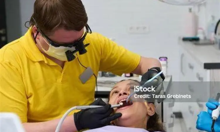 Konsultasi Ortodonti Pasien berkonsultasi dengan dokter gigi spesialis ortodonti