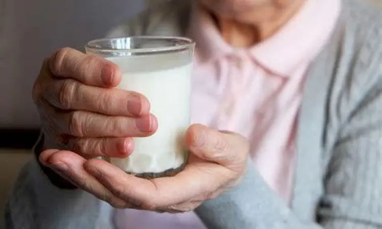 Kesehatan Lansia dan Nutrisi Susu Lansia bahagia memegang gelas susu