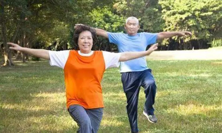 Gaya Hidup Sehat Lansia Orang tua sedang melakukan olahraga ringan di taman