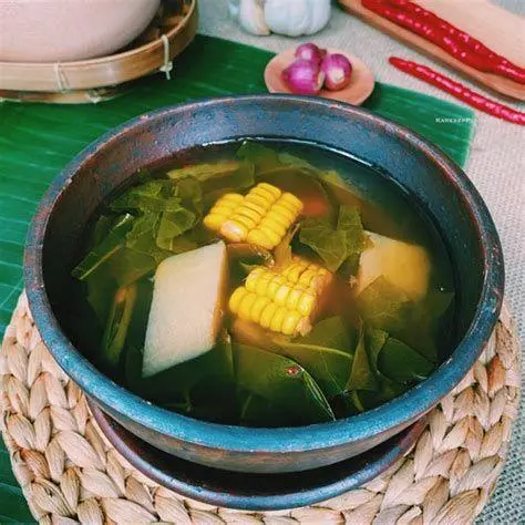 Sajian Akhir Sayur Asem Sajian sayur asem dalam mangkuk tradisional