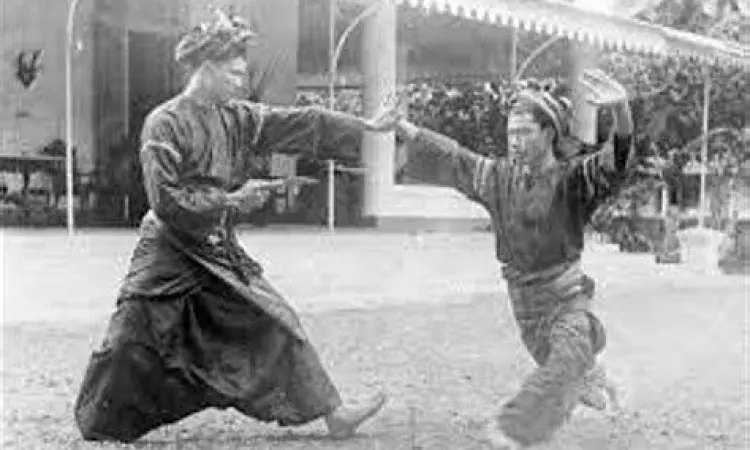 Relief kuno yang menggambarkan gerakan bela diri di candi