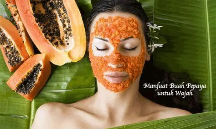 Wanita menggunakan masker pepaya alami untuk kulit