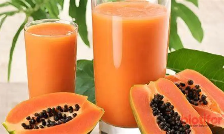 Segelas jus pepaya segar dengan potongan buah