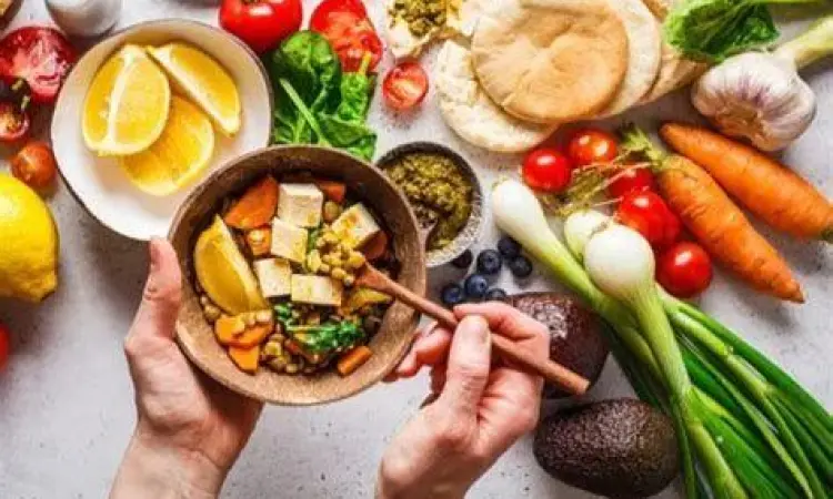 Makanan penambah darah seperti telur dan sayuran hijau