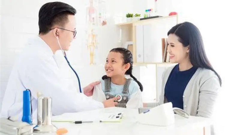 Pemeriksaan Medis Anak Dokter memeriksa pernapasan anak dengan stetoskop