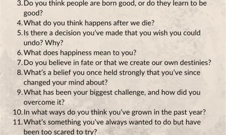 Dua orang berdiskusi serius namun santai di kafe