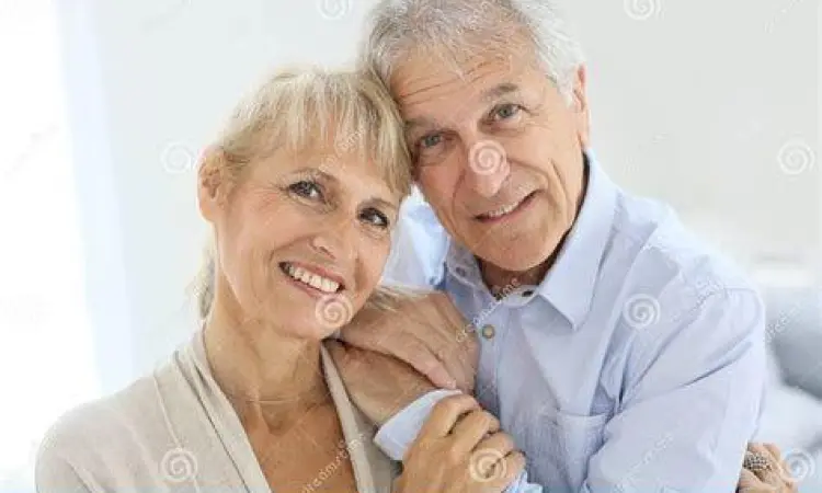 Cuddle untuk Semua Usia Pasangan lansia berpelukan bahagia