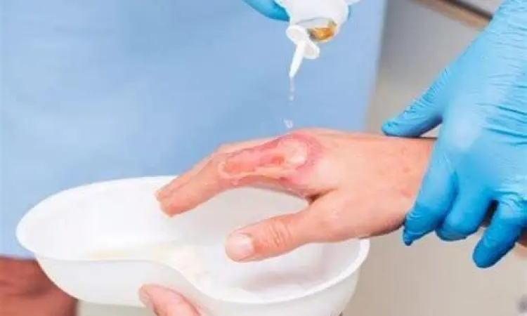 Membersihkan luka sebelum menggunakan hansaplast