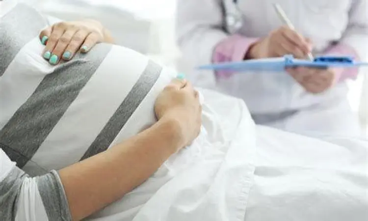 Wanita melakukan konsultasi dengan dokter kandungan