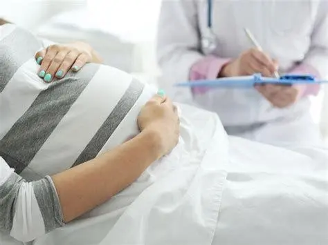 Konsultasi Medis Lanjutan Wanita melakukan konsultasi dengan dokter kandungan