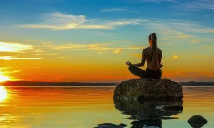 Seseorang sedang meditasi dalam suasana tenang