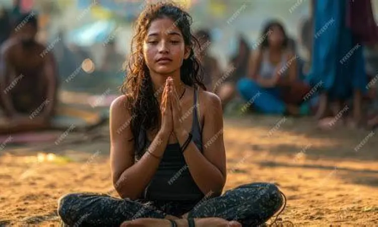 Wanita melakukan meditasi di alam terbuka