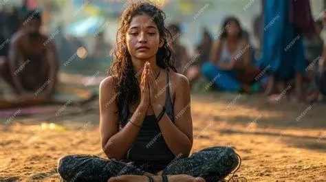 Mindfulness sebagai Solusi Overthinking Wanita melakukan meditasi di alam terbuka