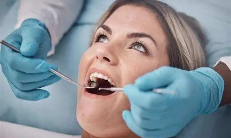 Dokter gigi memeriksa lubang gigi pasien sebelum melakukan restorasi