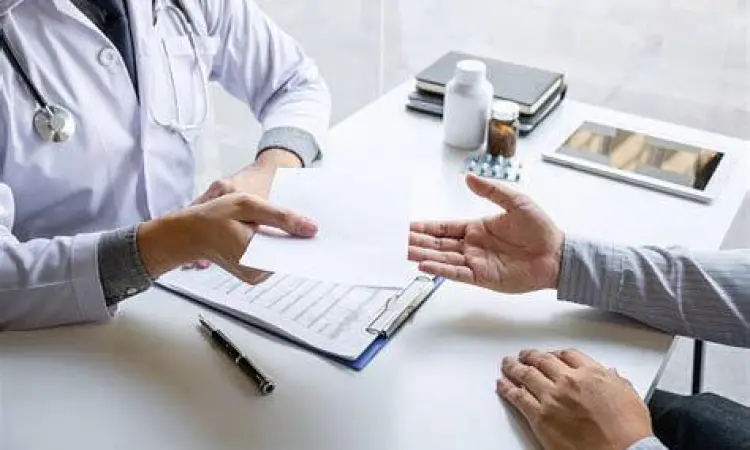 Konsultasi Dokter yang Edukatif Dokter memberikan penjelasan medis kepada pasien secara ramah