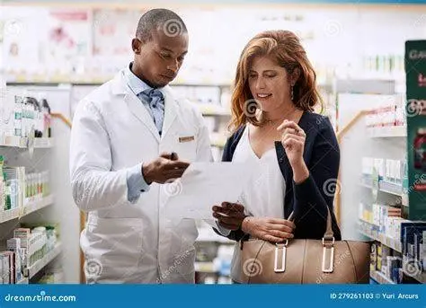 Konsultasi Obat Pasien berkonsultasi dengan apoteker tentang interaksi obat