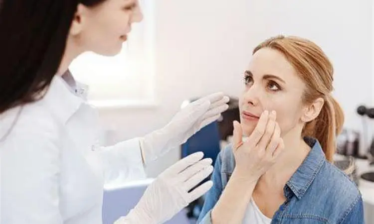 Pasien berkonsultasi dengan dokter mengenai salep gatal kulit