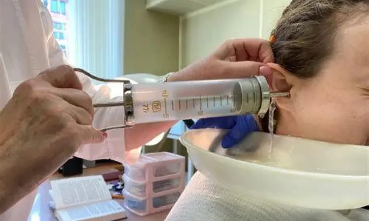 Prosedur pembersihan kotoran telinga secara medis