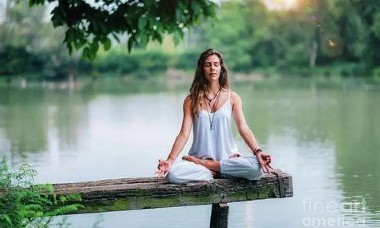 Wanita melakukan meditasi di alam terbuka untuk relaksasi