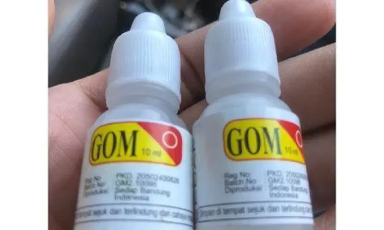 Cara Pakai GOM Ilustrasi cara menggunakan obat sariawan tetes pada luka mulut