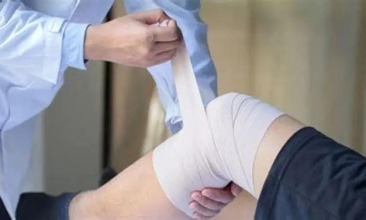 Pasien sedang berkonsultasi dengan dokter tentang nyeri sendi