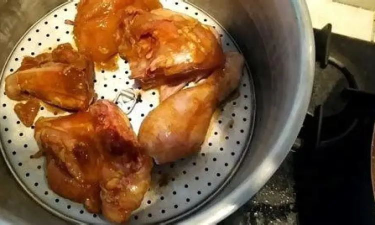 Proses mengungkep ayam dengan api kecil