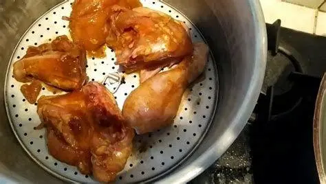 Teknik Ungkep Ayam Proses mengungkep ayam dengan api kecil