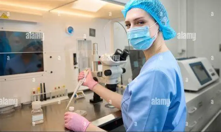 Peran Embriolog dalam IVF Embriolog bekerja di laboratorium fertilitas
