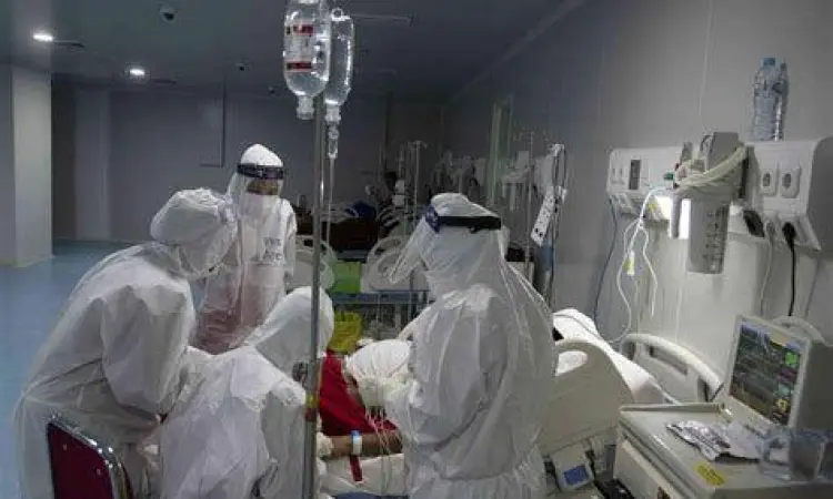 Perawatan Medis Intensif Tenaga medis memberikan perawatan pada pasien