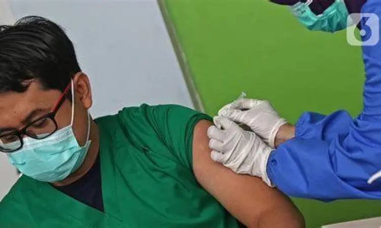 Tenaga medis profesional melakukan penyuntikan vaksin kepada pasien