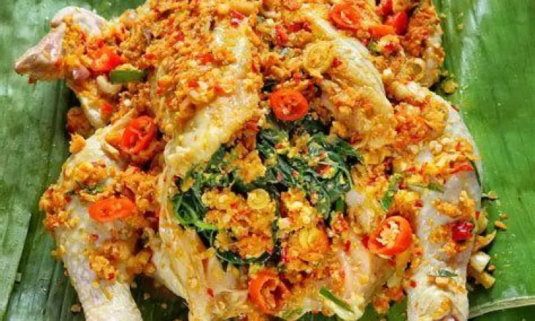 Ayam Betutu Bali Ayam Betutu makanan khas bali dengan bumbu kuning
