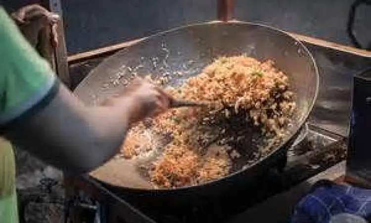 Teknik Memasak Nasi Goreng Proses memasak nasi goreng dengan api besar