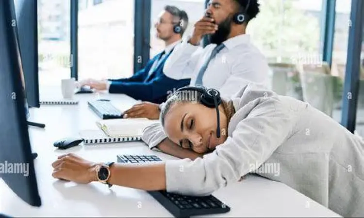 Ilustrasi seseorang tertidur saat melakukan panggilan telepon