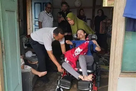 Aksesibilitas bagi Tuna Daksa Seorang pria menggunakan kursi roda di kantor yang inklusif