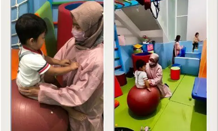 Seorang anak menjalani sesi fisioterapi untuk melatih kekuatan otot