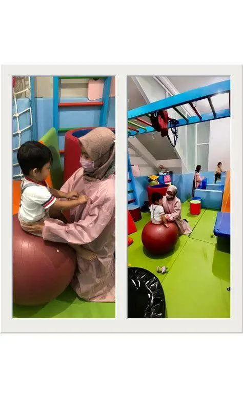 Rehabilitasi Medis Tuna Daksa Seorang anak menjalani sesi fisioterapi untuk melatih kekuatan otot