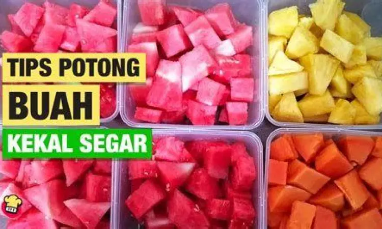 Piring berisi buah potong segar untuk berbuka
