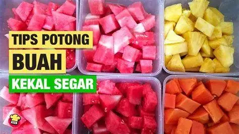 Buah Segar Buka Puasa Piring berisi buah potong segar untuk berbuka