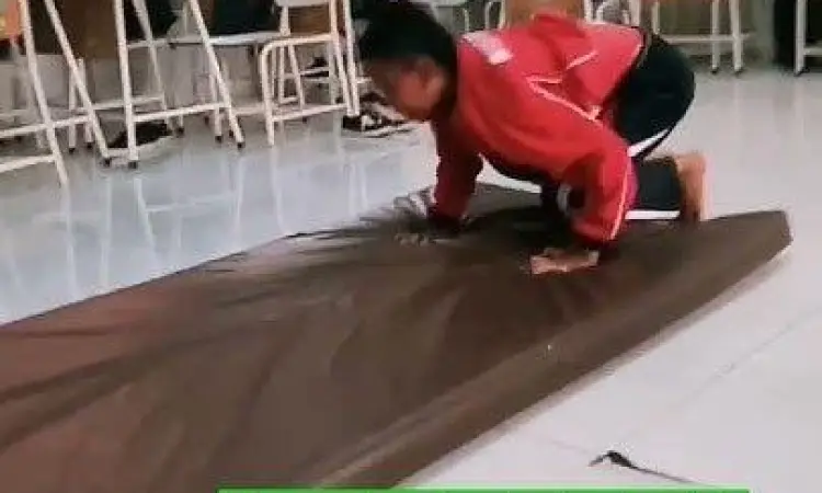 Atlet melakukan keseimbangan di senam lantai