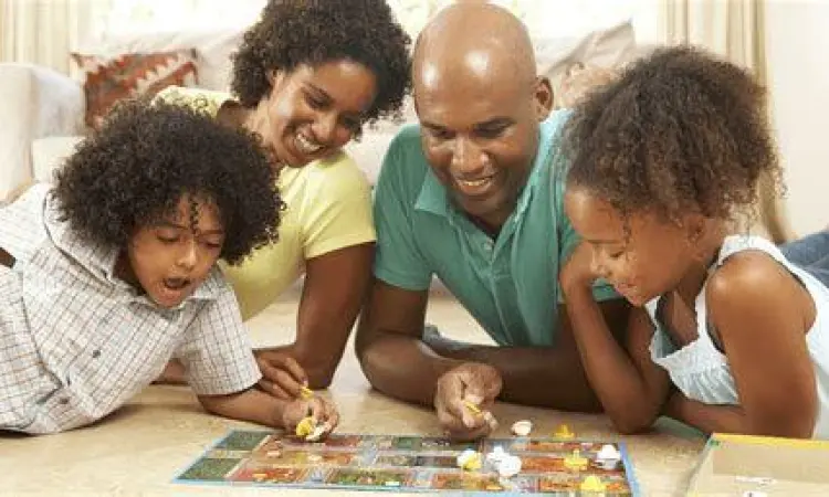Aktivitas Keluarga Berkualitas keluarga bermain board game bersama